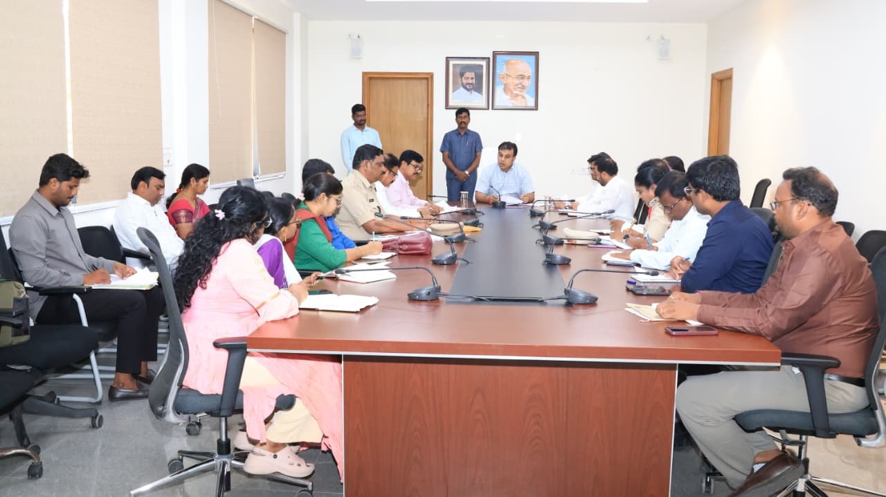  ప్రతీ బంక్ ని పర్యవేక్షించండి    జిల్లా కలెక్టర్ సందీప్ కుమార్ ఝా 